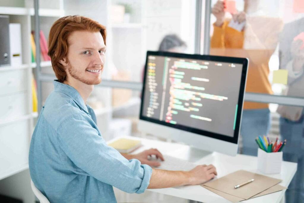 Webdesign Agentur in Frankenthal Mynoo Mitarbeiter lächelt beim arbeiten